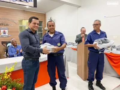 Prefeitura de Buritizeiro entrega fardamento para a Guarda Municipal