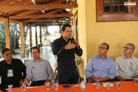 Extensão de rede elétrica na área rural de Buritizeiro é discutida em reunião